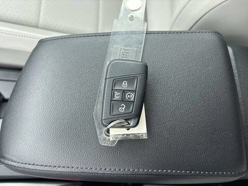Used 2018 Volkswagen Tiguan SEL AWD/4WD image 33