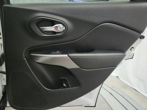 Used 2019 Jeep Cherokee Limited image 25