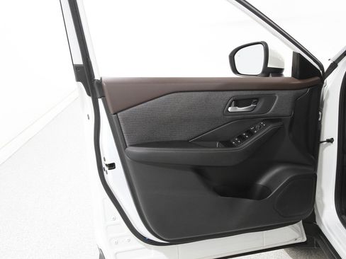 Used 2021 Nissan Rogue SV image 4