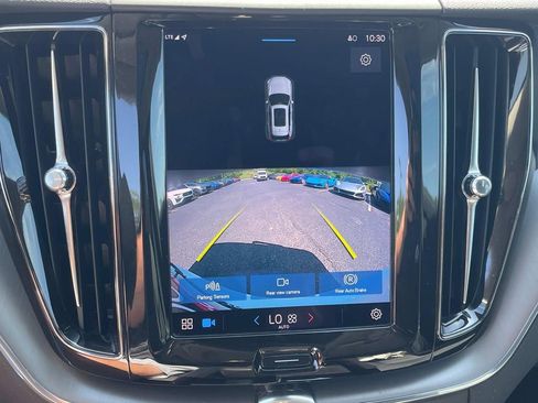 Used 2022 Volvo XC60 B5 Momentum image 12