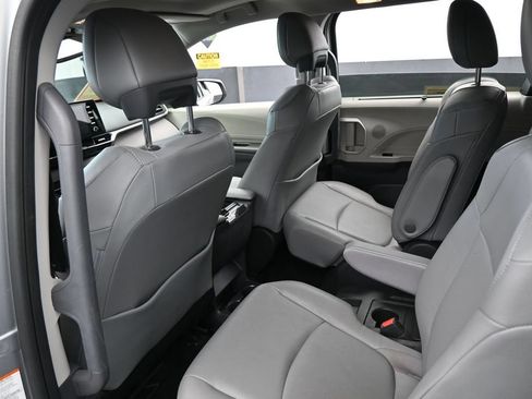 Used 2024 Toyota Sienna XLE FWD image 36