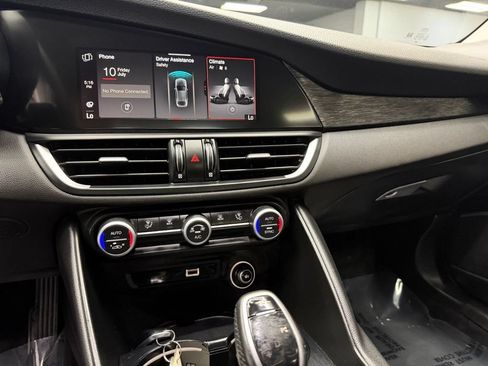 Used 2020 Alfa Romeo Giulia RWD image 25