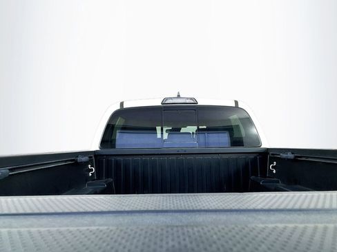 Used 2018 Toyota Tacoma SR5 AWD/4WD image 29