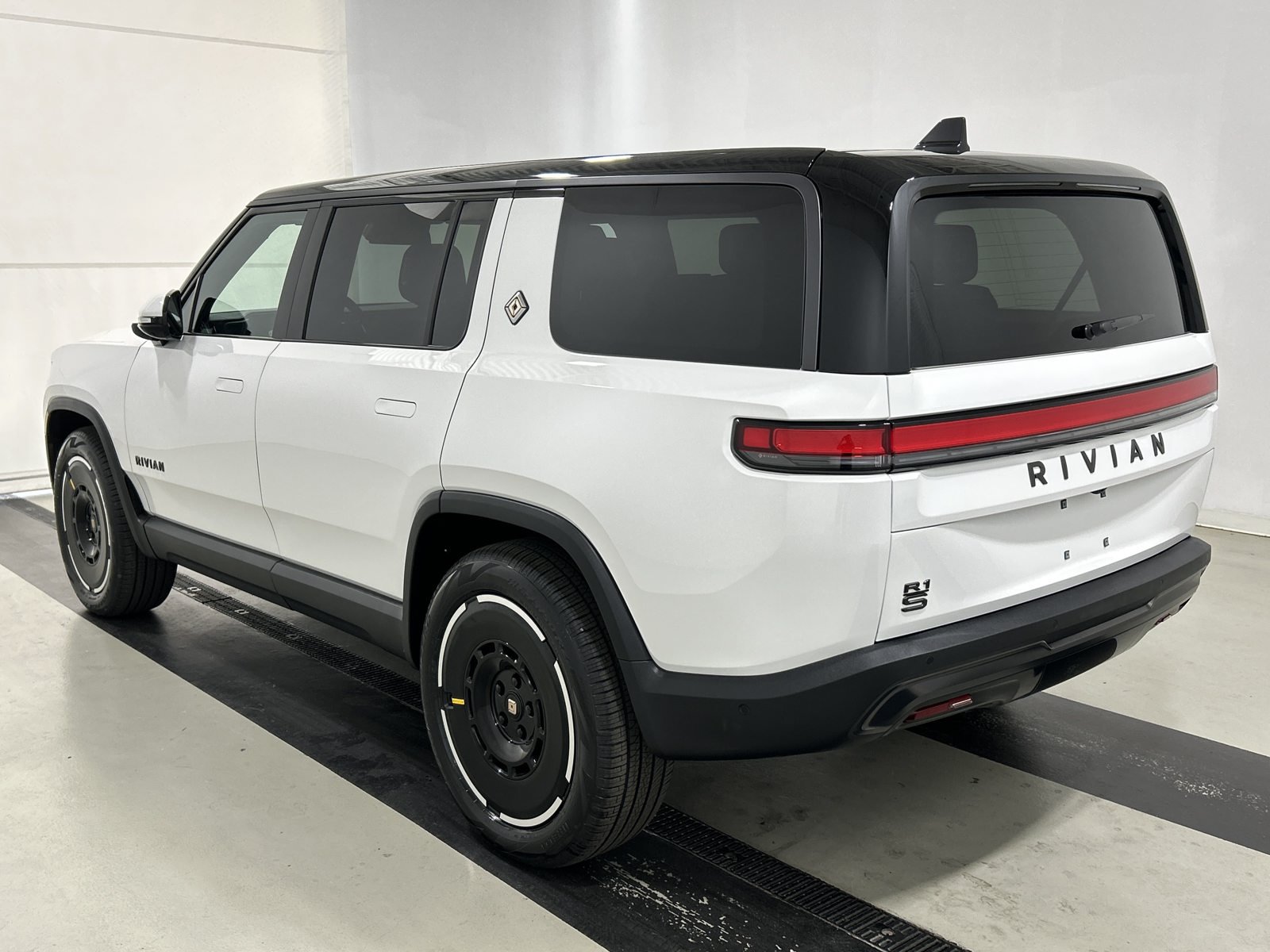 Used 2025 Rivian R1S Adventure Dual AWD/4WD image 3