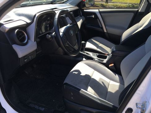 Used 2018 Toyota RAV4 XLE AWD/4WD image 4