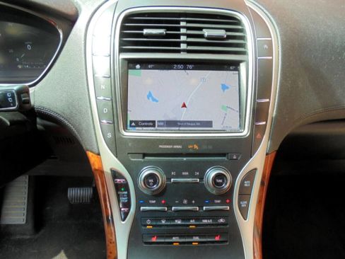 Used 2019 Lincoln Nautilus Select image 10