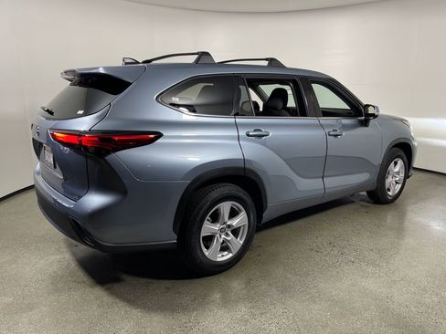 Used 2022 Toyota Highlander LE FWD image 3