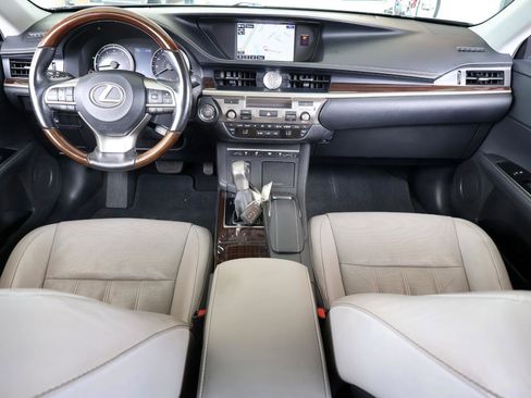 Used 2016 Lexus ES 350 w/ Luxury Package w/Wood Trim image 16