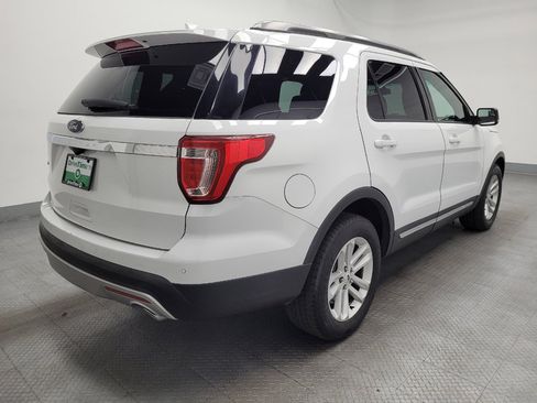 Used 2017 Ford Explorer XLT image 9