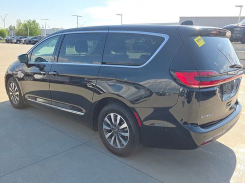 Used 2022 Chrysler Pacifica Limited image 3