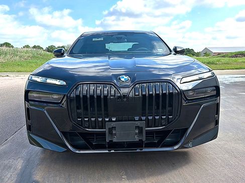 Used 2023 BMW 760i xDrive w/ Executive Package image 2