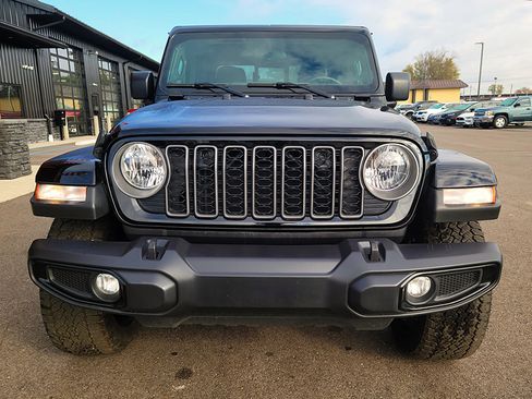 Used 2025 Jeep Gladiator Sport image 2