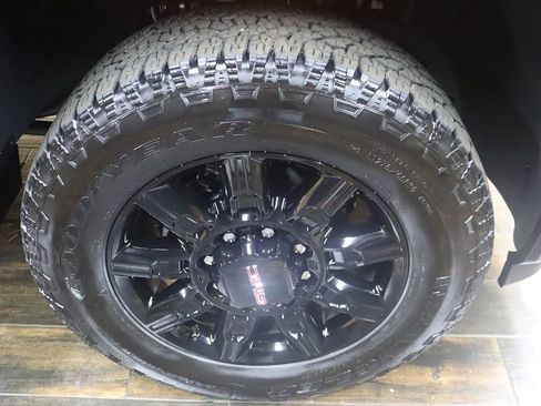 Used 2025 GMC Sierra 2500 AT4 image 42