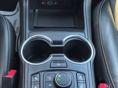 Used 2024 GMC Terrain SLT w/ Infotainment Package II FWD image 6