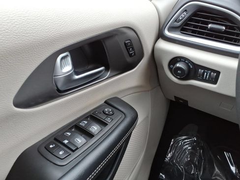 Used 2023 Chrysler Pacifica Touring-L FWD image 21