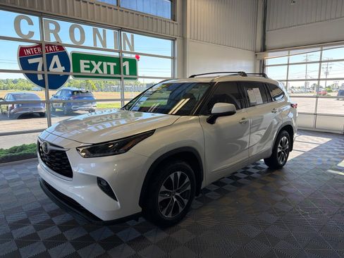 Used 2021 Toyota Highlander XLE AWD/4WD image 3