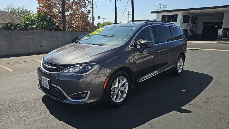 Used 2017 Chrysler Pacifica Touring-L w/ Tire & Wheel Group FWD image 4