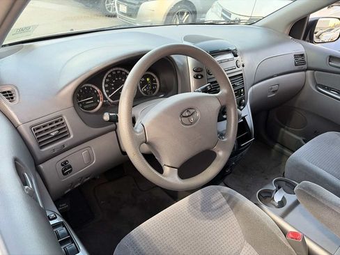 Used 2009 Toyota Sienna CE FWD image 2