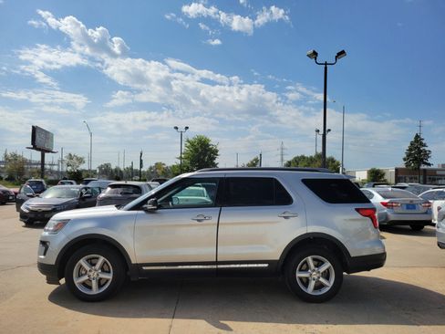 Used 2018 Ford Explorer XLT w/ Equipment Group 201A AWD/4WD image 4