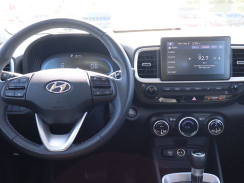 Used 2024 Hyundai Venue SEL image 14