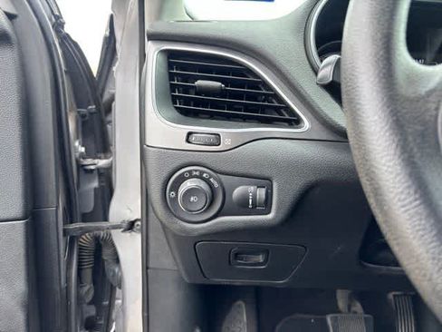 Used 2019 Jeep Cherokee Latitude w/ Popular Appearance Group FWD image 10