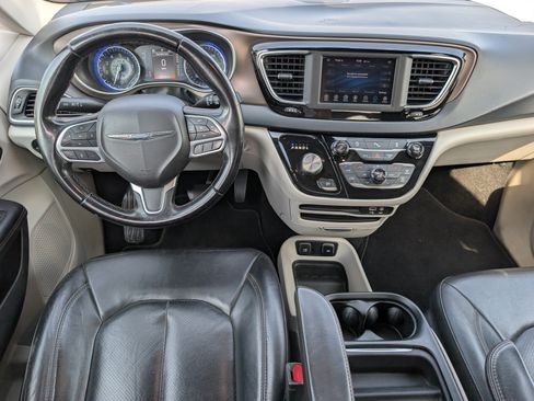 Used 2018 Chrysler Pacifica Touring-L FWD image 10