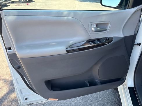 Used 2017 Toyota Sienna XLE Premium FWD image 13