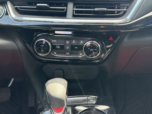 Used 2025 Chevrolet Trax RS w/ Sunroof Package FWD image 26