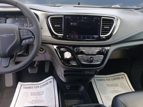 Used 2024 Chrysler Pacifica Limited FWD image 11