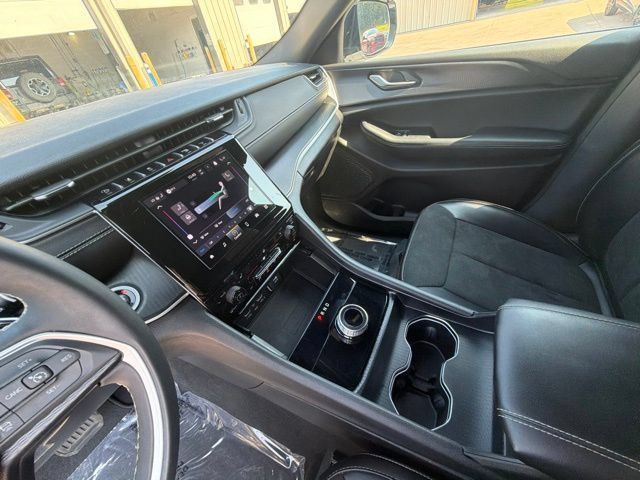 Used 2025 Jeep Grand Cherokee Altitude AWD/4WD image 27