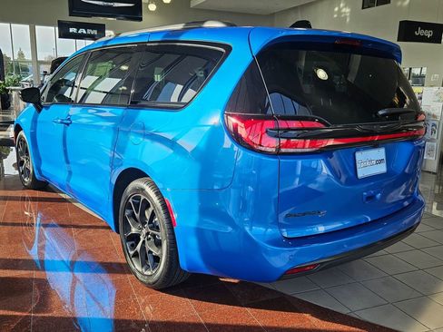 New 2026 Chrysler Pacifica Select w/ S Appearance Package image 4