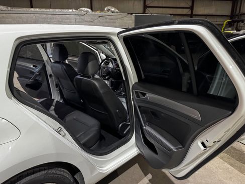 Used 2016 Volkswagen Golf S image 21