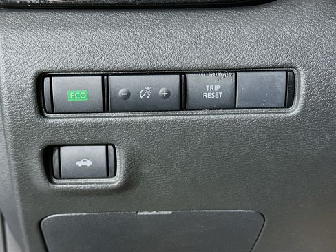 Used 2024 Nissan Sentra SV FWD image 17