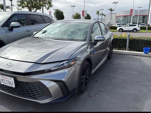 Used 2025 Toyota Camry SE image 1