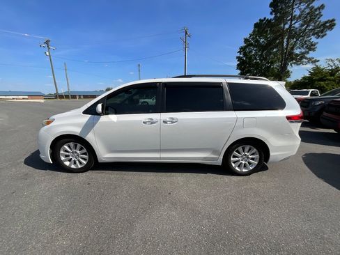Used 2011 Toyota Sienna Limited image 7