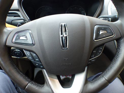 Used 2019 Lincoln MKC Select w/ Select Plus Package image 28