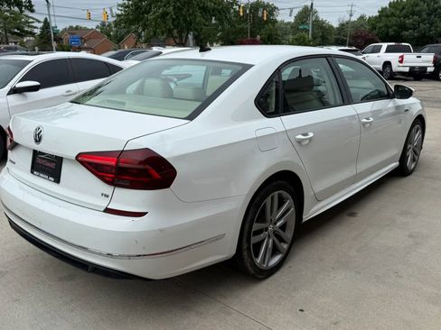 Used 2018 Volkswagen Passat 2.0T R-Line w/ R-Line Lighting Package FWD image 3