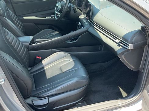 Certified 2025 Hyundai Elantra Limited FWD image 31