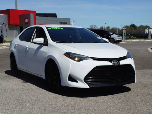Used 2018 Toyota Corolla LE image 2
