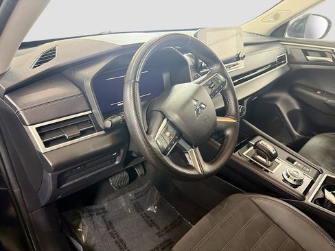 Used 2024 Mitsubishi Outlander SE Black Edition FWD image 12