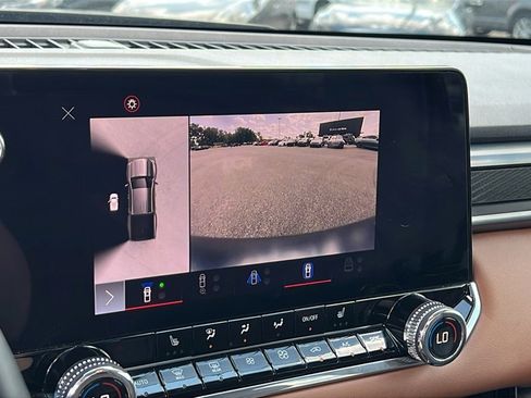 Used 2024 GMC Canyon AT4 image 27