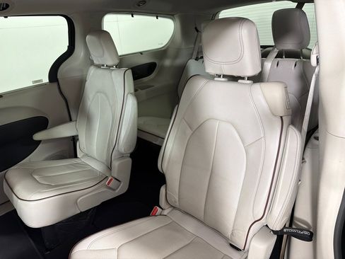 Used 2020 Chrysler Pacifica Limited FWD image 22