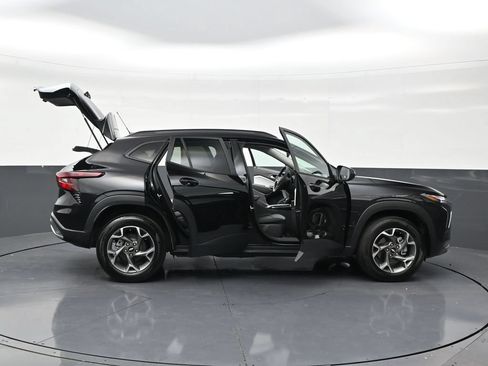 Used 2025 Chevrolet Trax LT FWD image 26