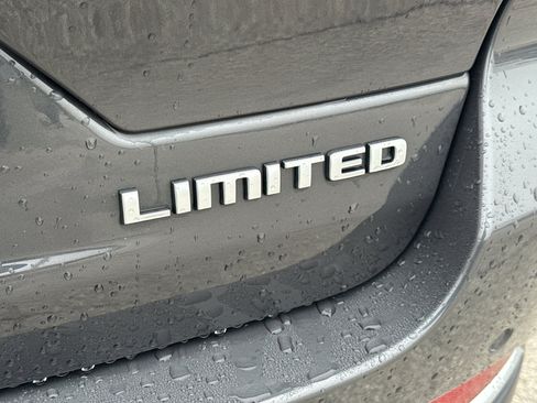 Used 2024 Jeep Grand Cherokee Limited image 8