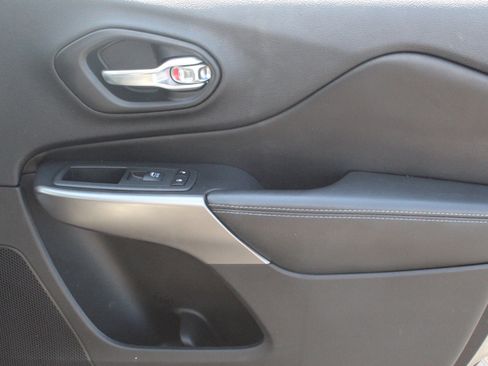 Used 2020 Jeep Cherokee Latitude Plus FWD image 30