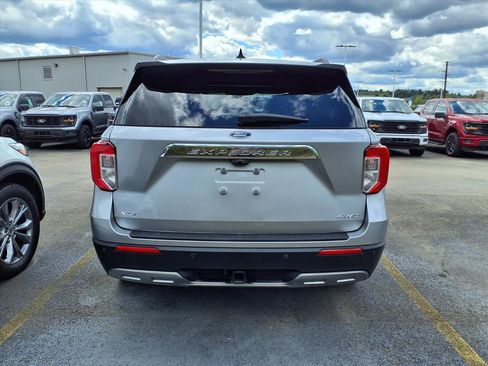 Certified 2022 Ford Explorer XLT w/ Equipment Group 202A image 3