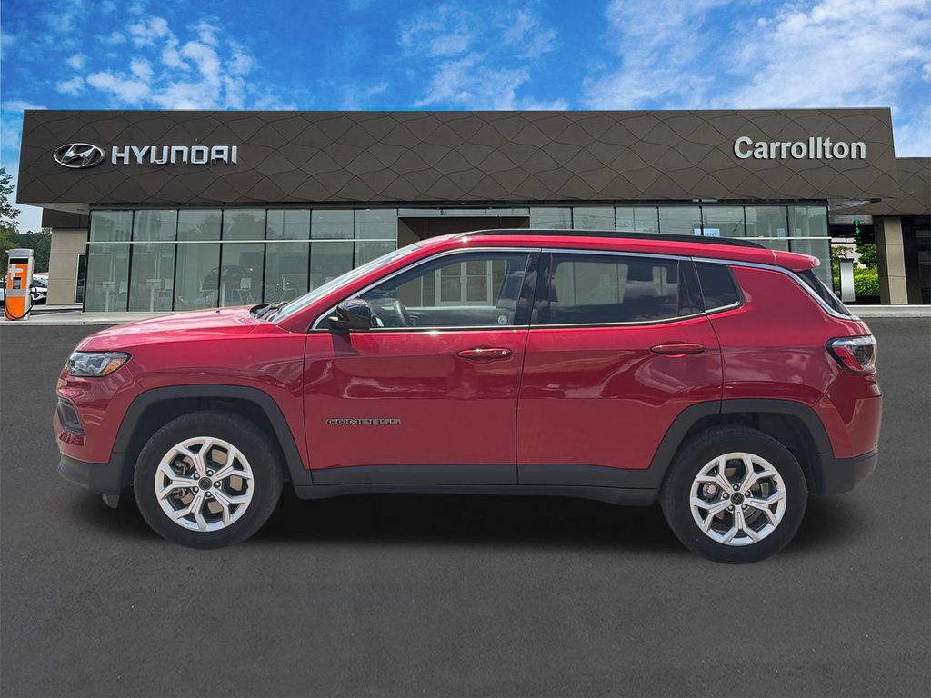 Used 2025 Jeep Compass Latitude AWD/4WD image 8