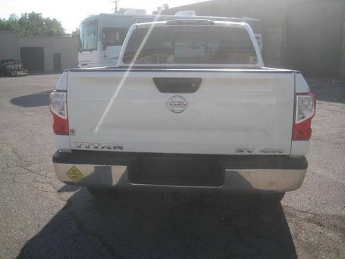 Used 2018 Nissan Titan SV AWD/4WD image 6