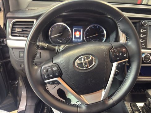 Used 2017 Toyota Highlander Limited image 17
