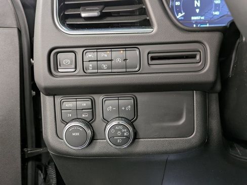 Used 2023 GMC Yukon SLT w/ SLT Luxury Package image 19